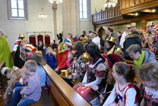 Naumburger Prinzenpaare mit Hofnarren besuchen den Kindergottesdienst (Foto: Karl-Franz Thiede)